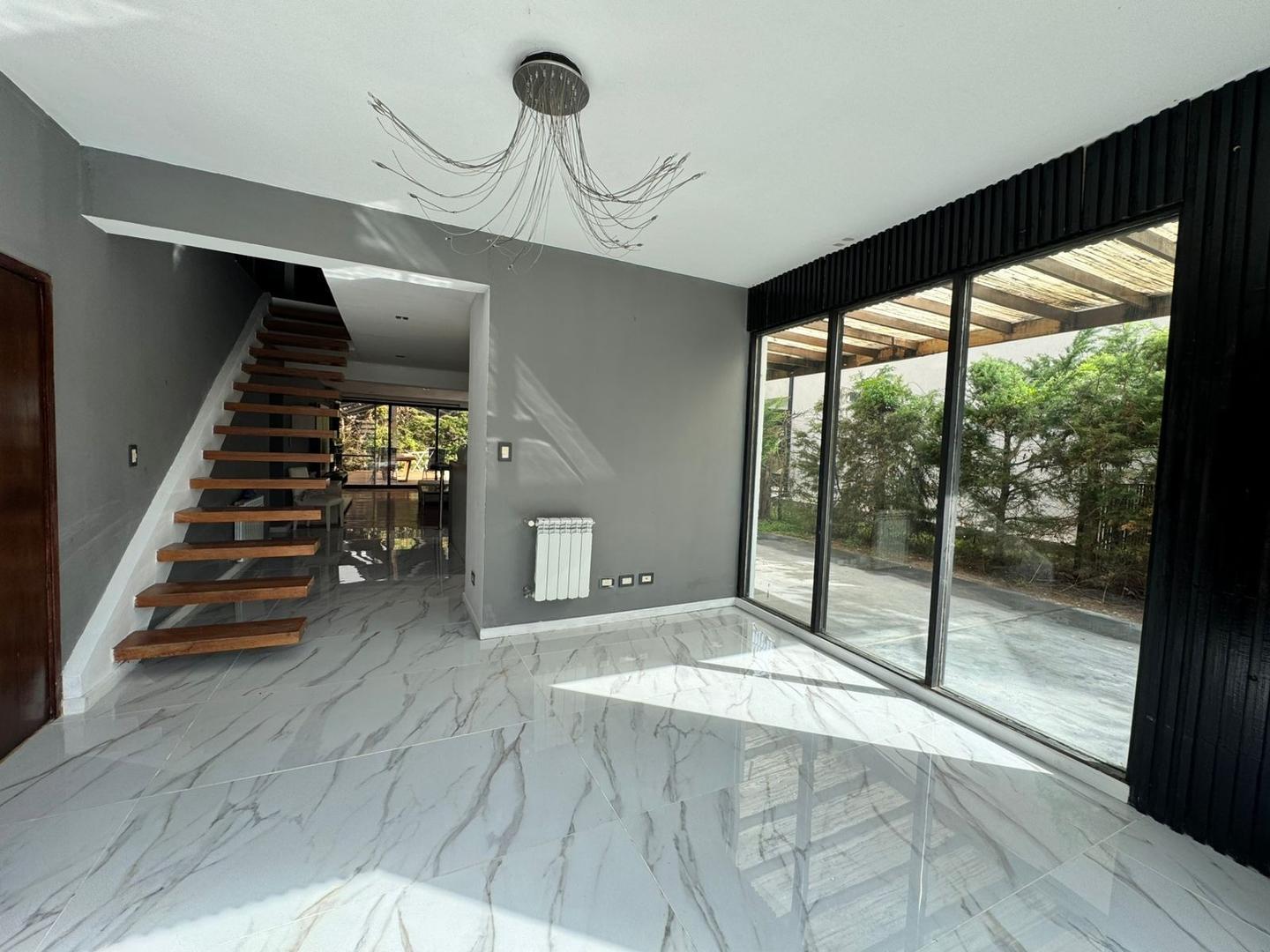 Casa 7 ambientes con 5 baños