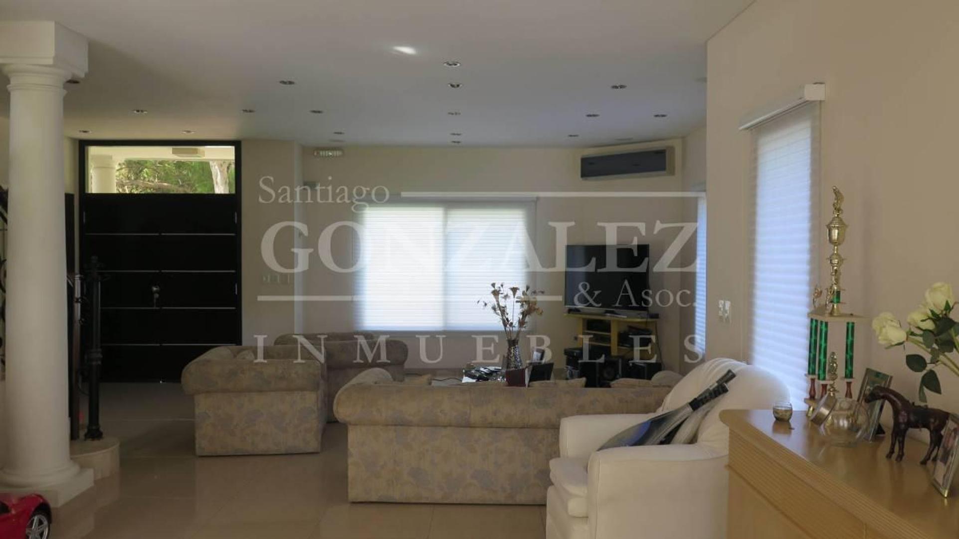 Casa en Venta con 2 cocheras