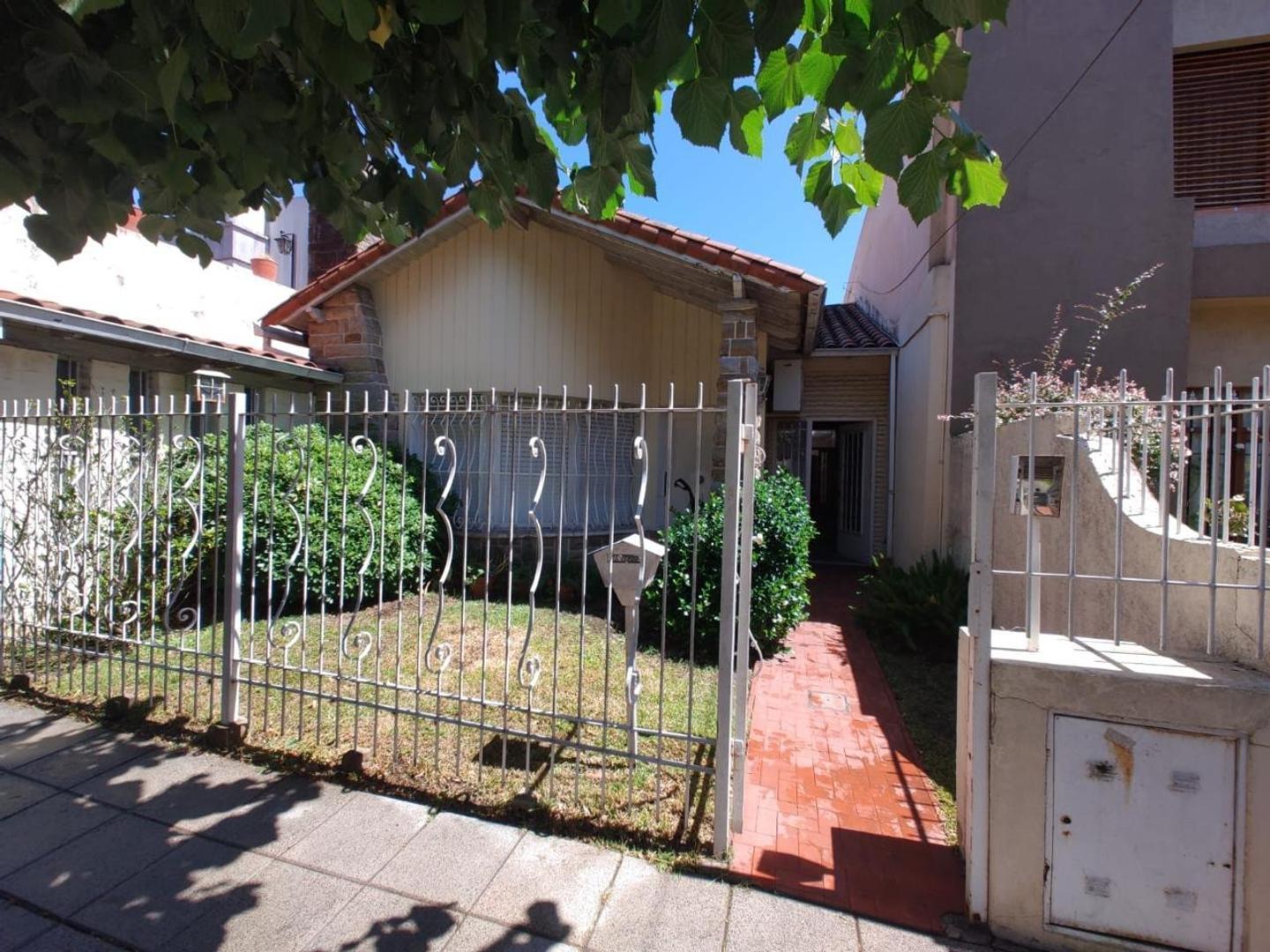 Venta - Casa 4 ambientes. en Haedo.