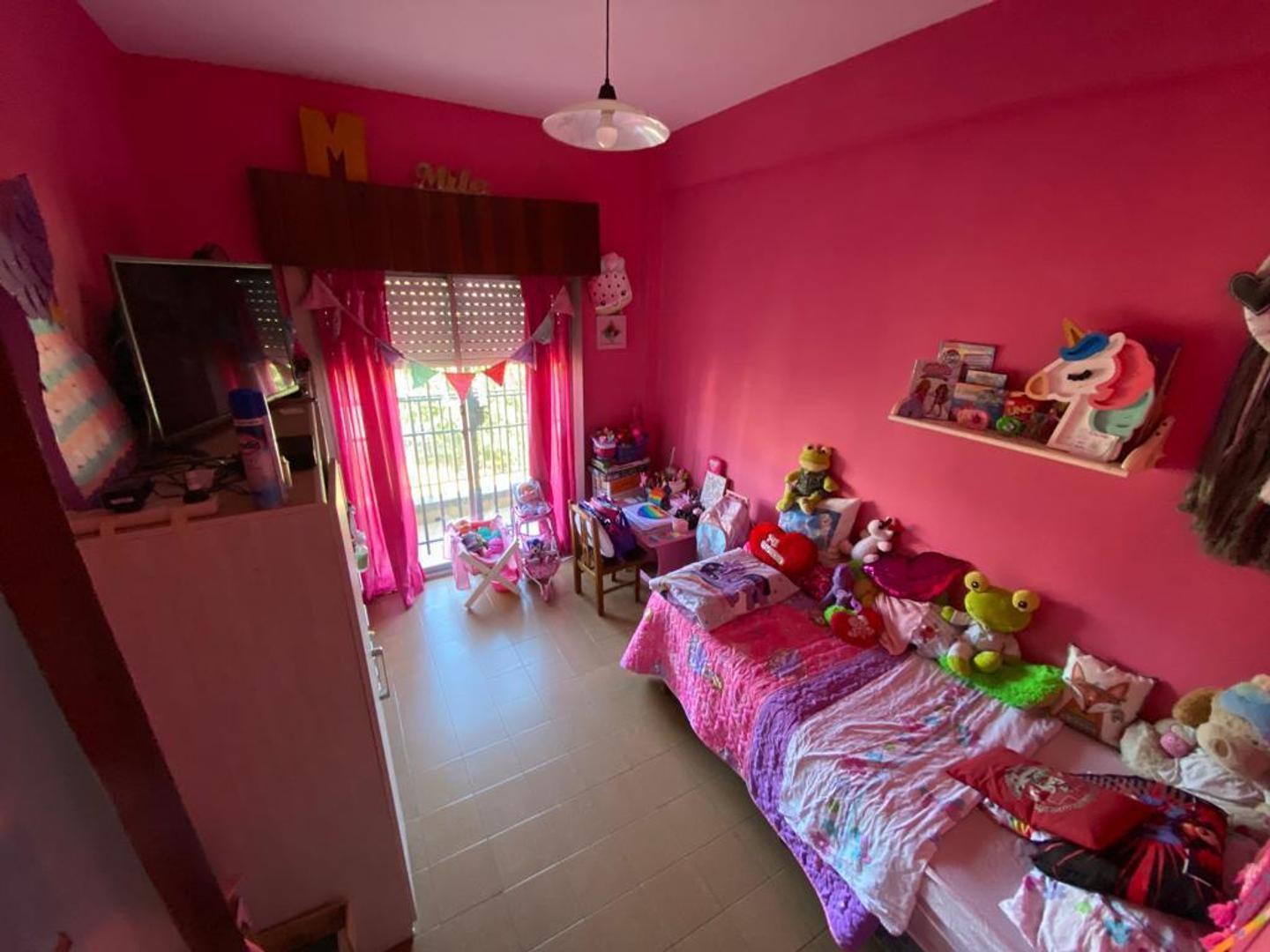 Locales, con vivienda, en venta.