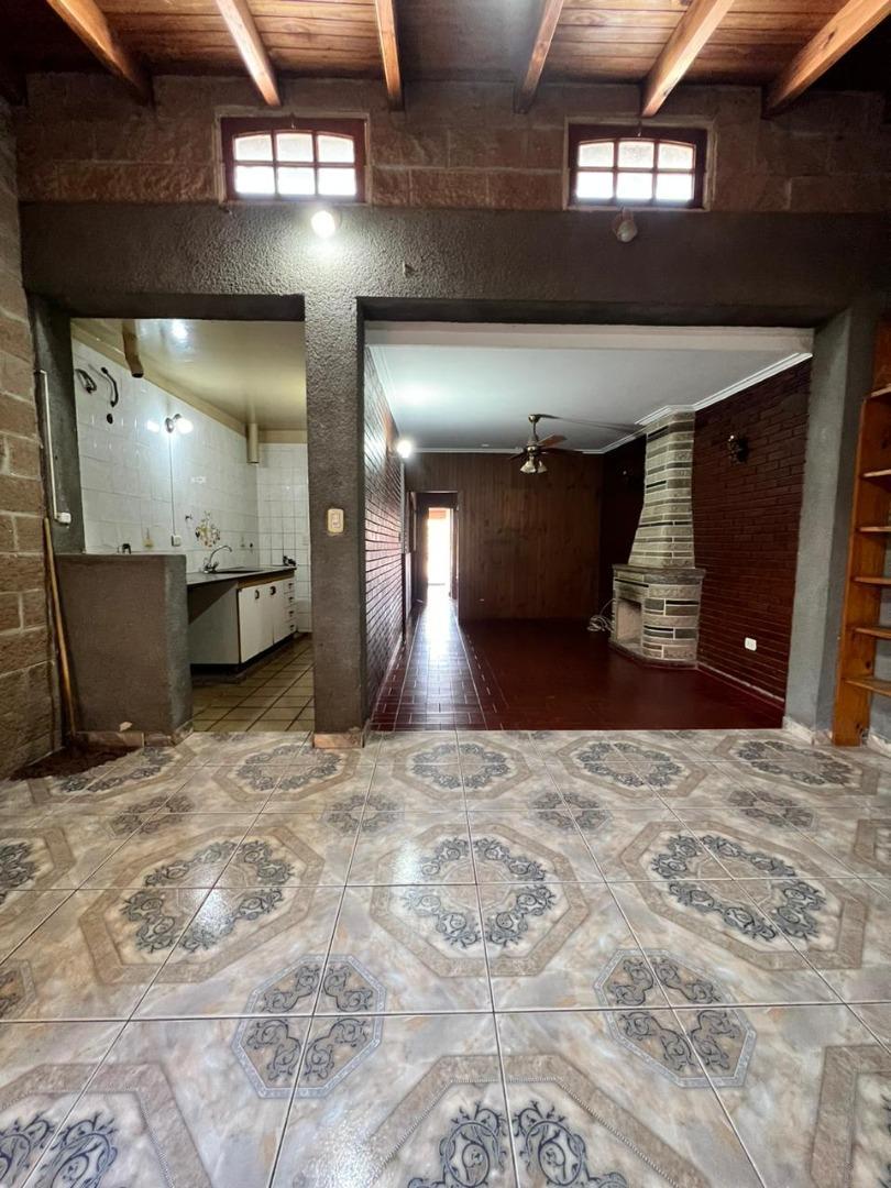 Casa 4 ambientes con 2 baños