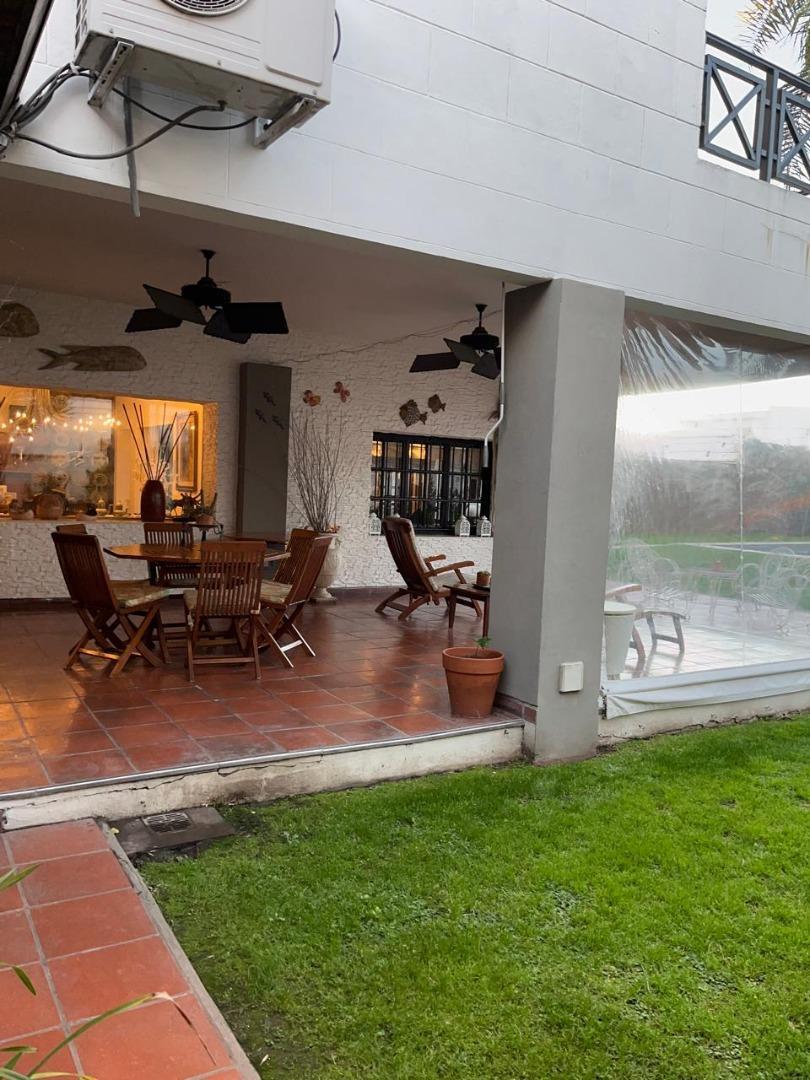 Casa 5 ambientes con 4 baños