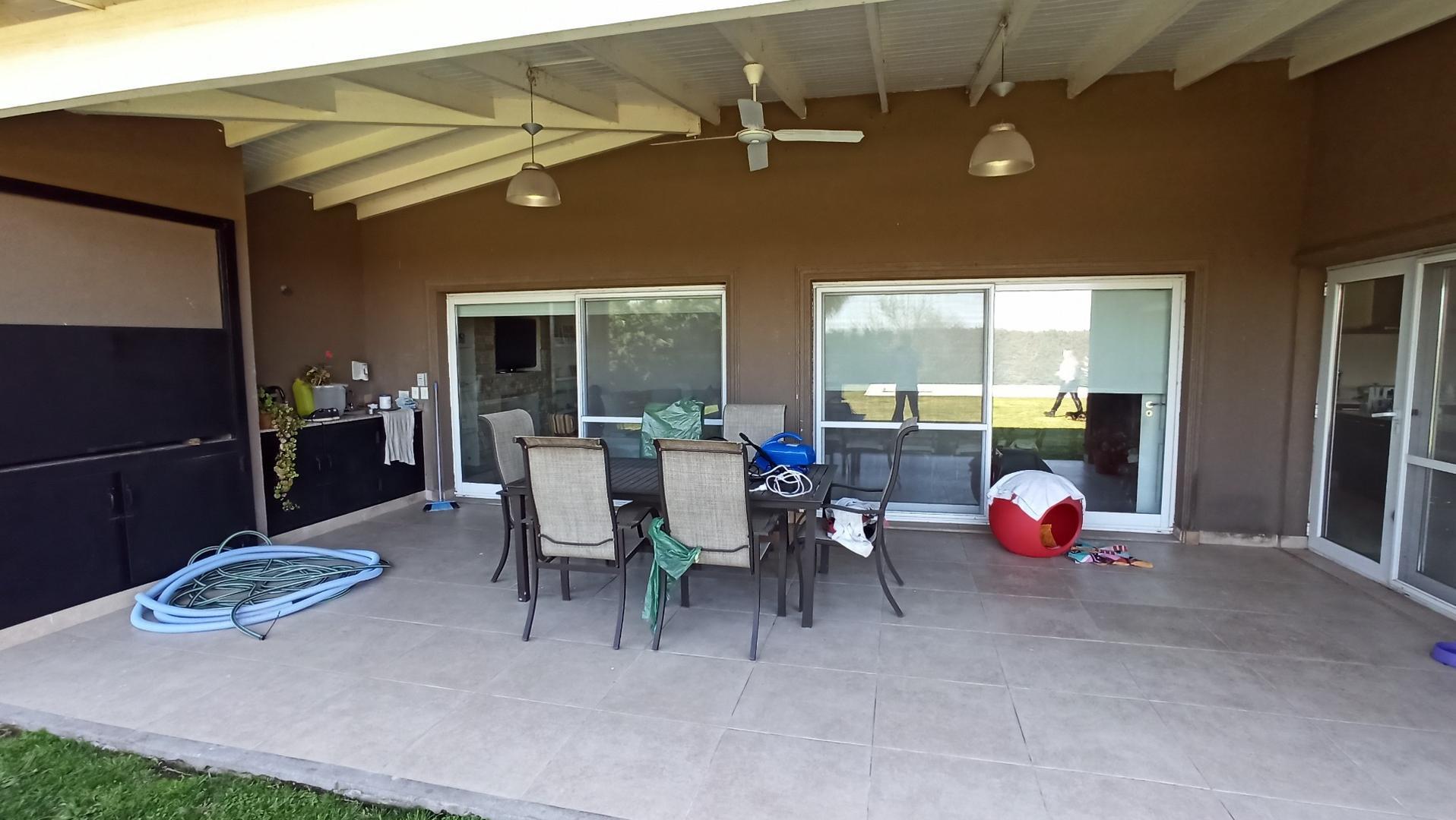 Casa en barrio Santa Barbara