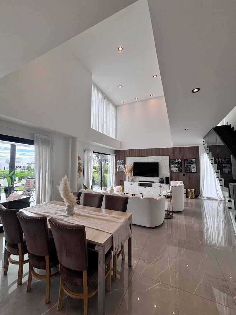 Casa 5 ambientes con 4 baños