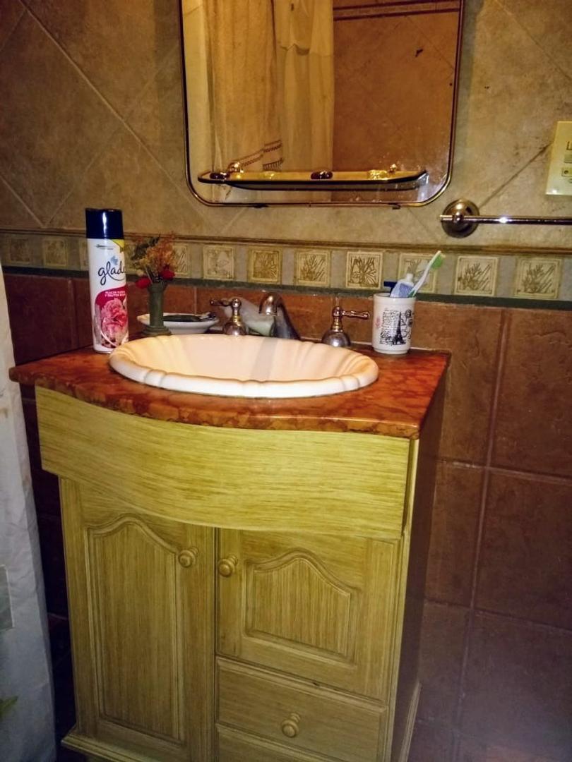 Casa con dos lotes y pileta a una cuadra de la avenida