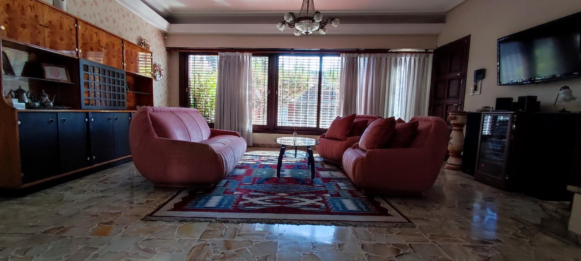 Casa en Venta con 3 cocheras