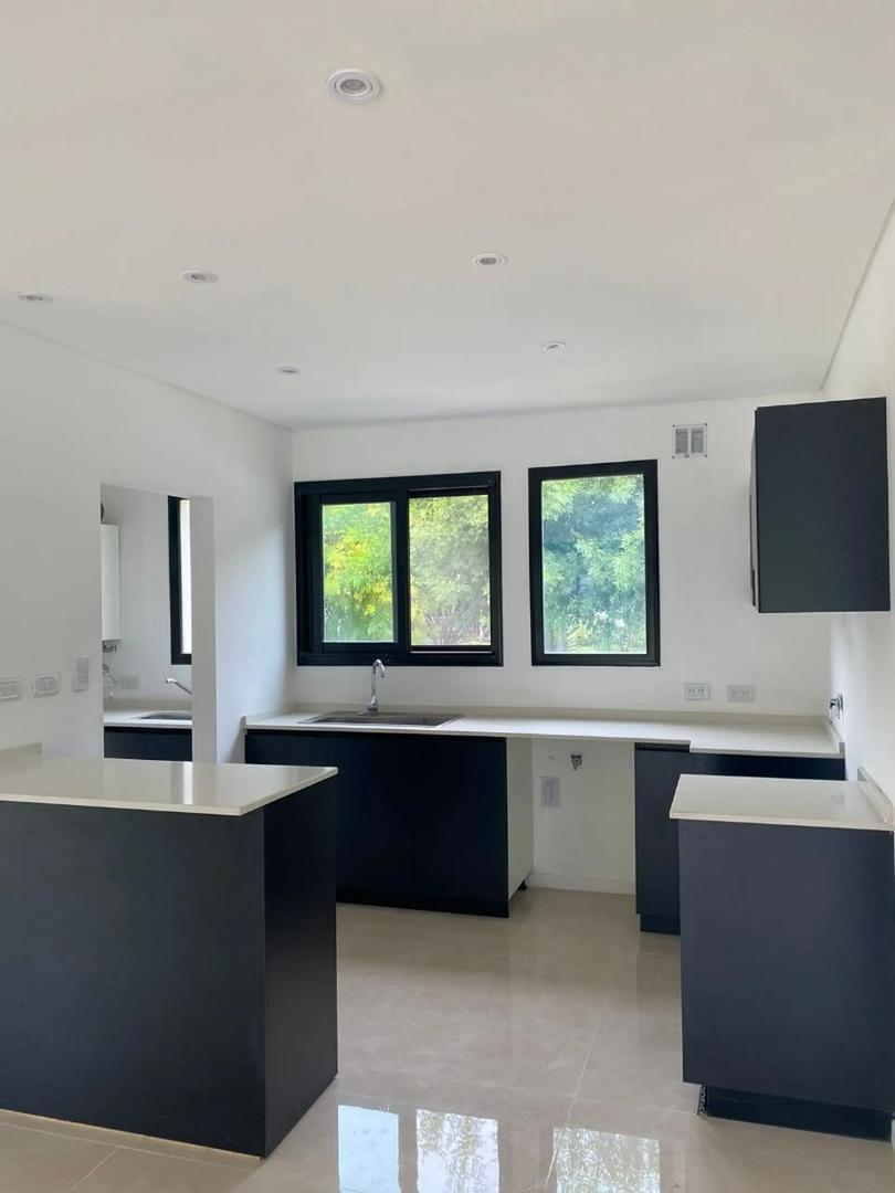 Casa 4 ambientes con 3 baños