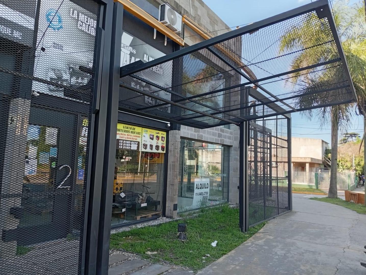 Local con ubicación estratégica , alto transito peatonal.