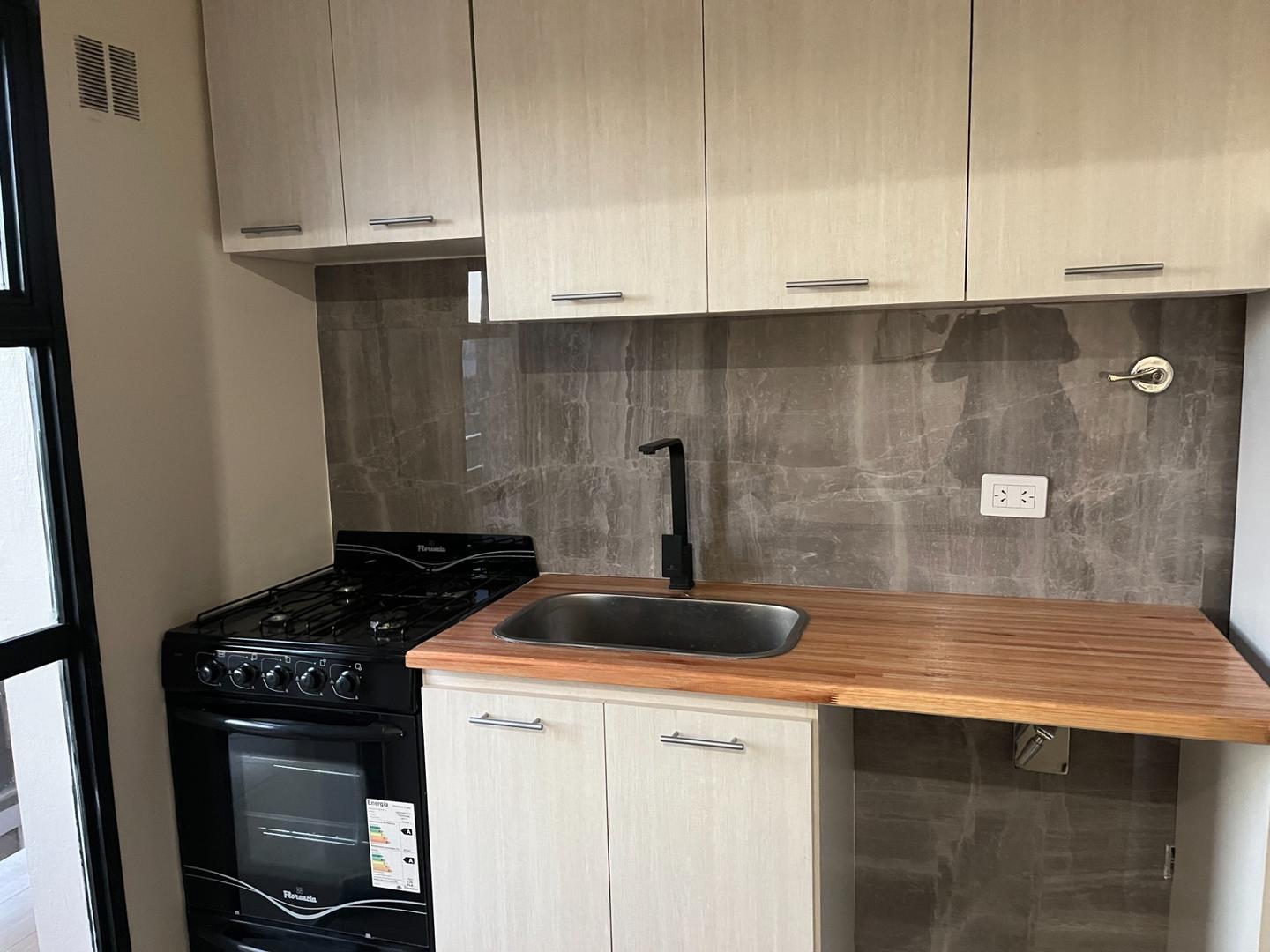 REGIO AMBIENTE AL FRENTE CON BALCON TODO A NUEVO ZONA CENTRO