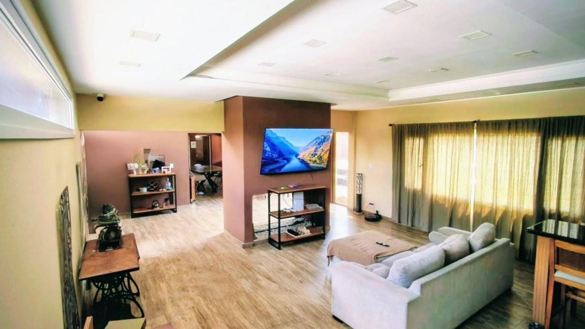 Casa en Venta con 5 cocheras