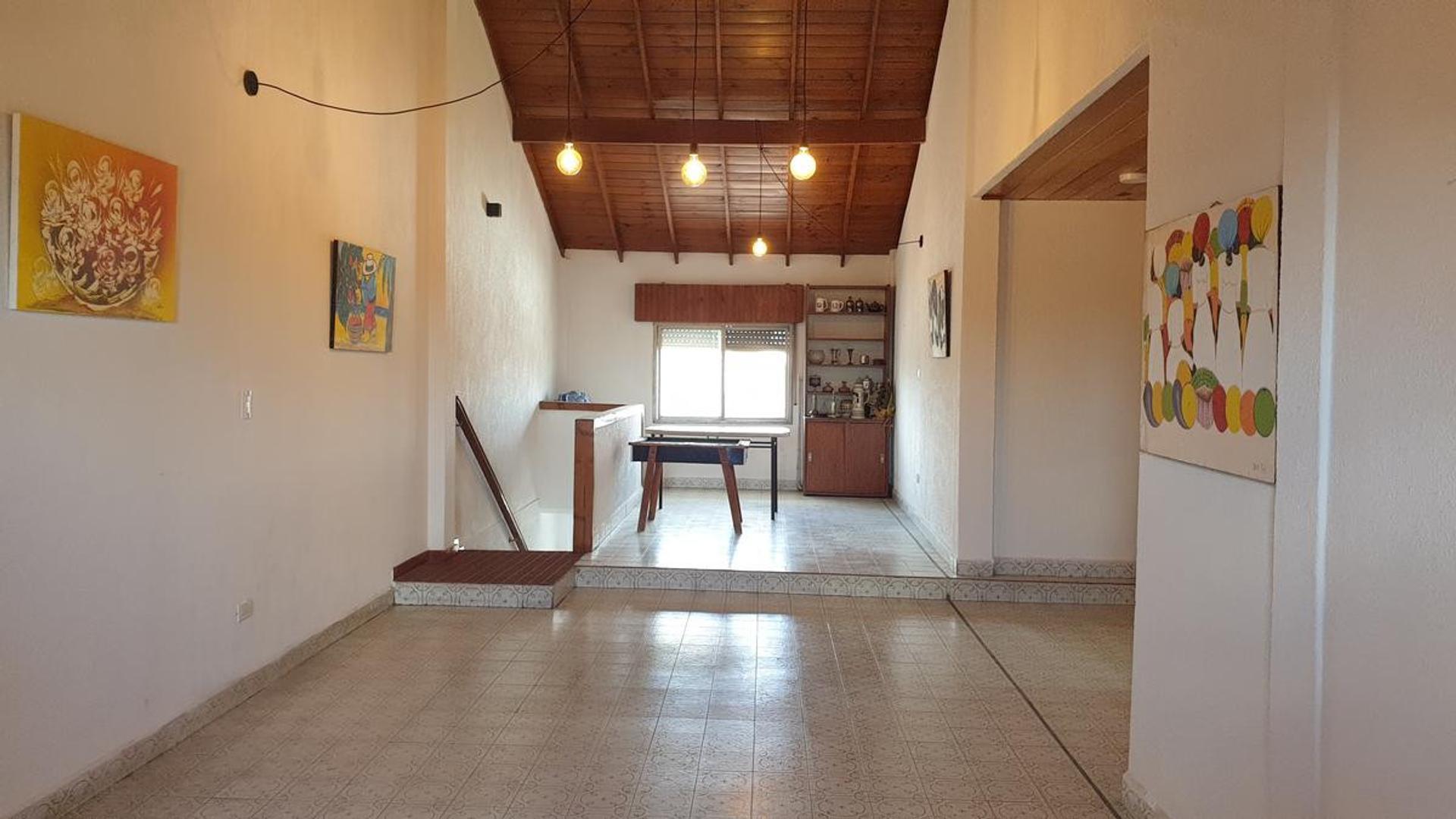 Casa 8 ambientes con 4 baños