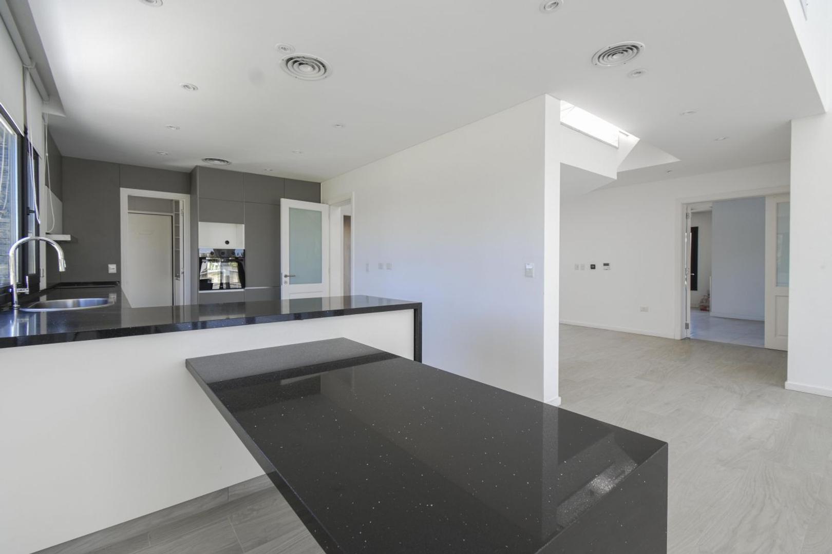 Casa 6 ambientes con 5 baños