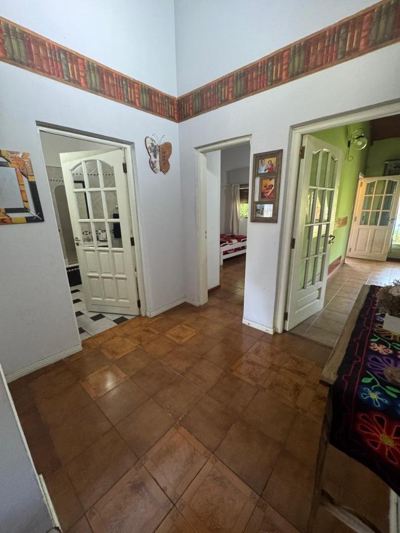 Venta casa 3 ambientes con quincho y jardín. Apta crédito.