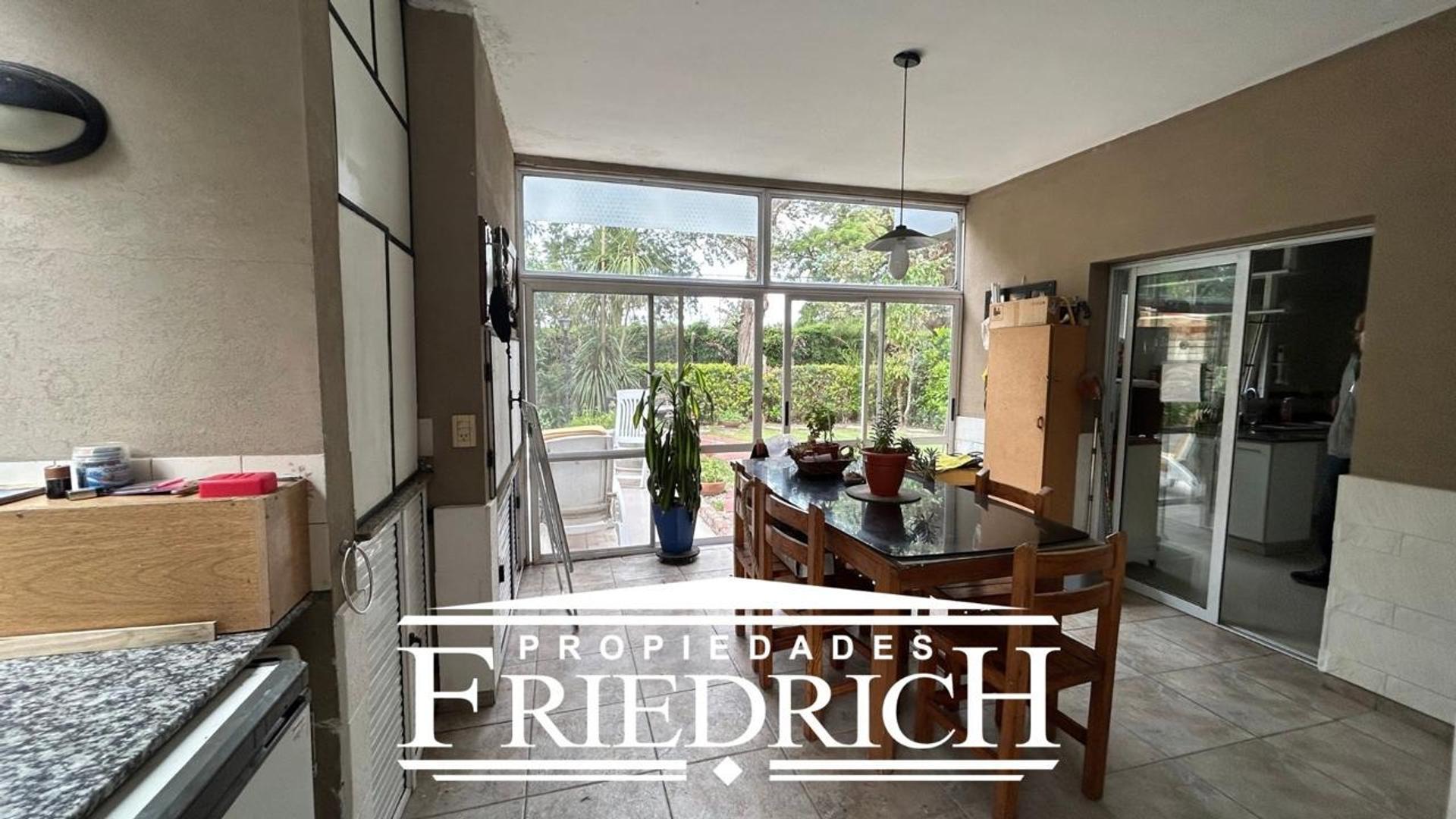 Casa 4 ambientes con 2 baños