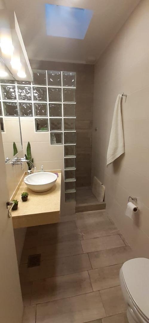 Av. Francia 100 - Casa de Pasillo de 4 Dormitorios