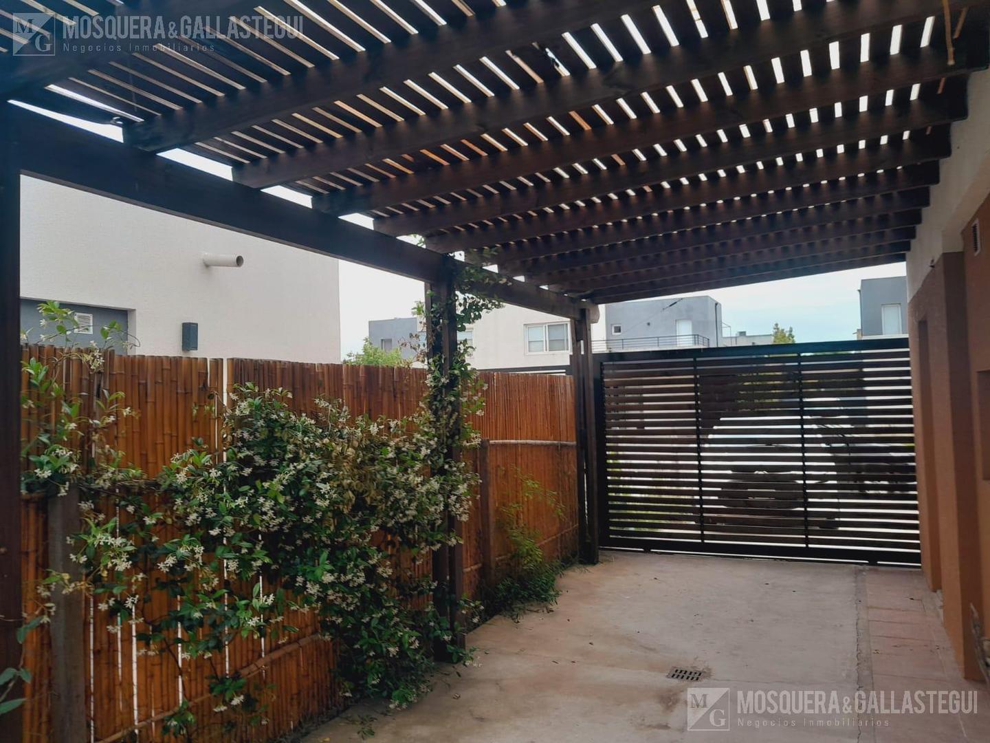 Casa en Alquiler con 3 cocheras