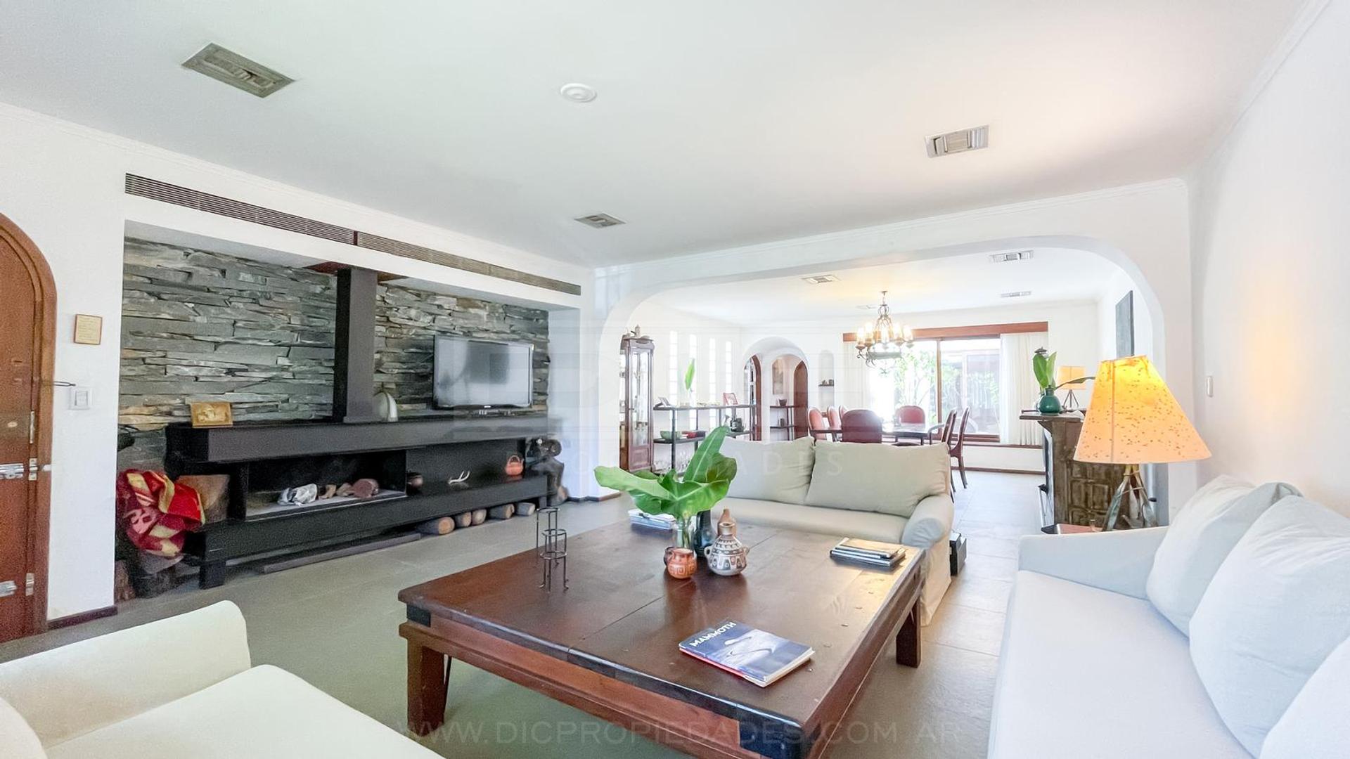 Casa 9 ambientes con 4 baños