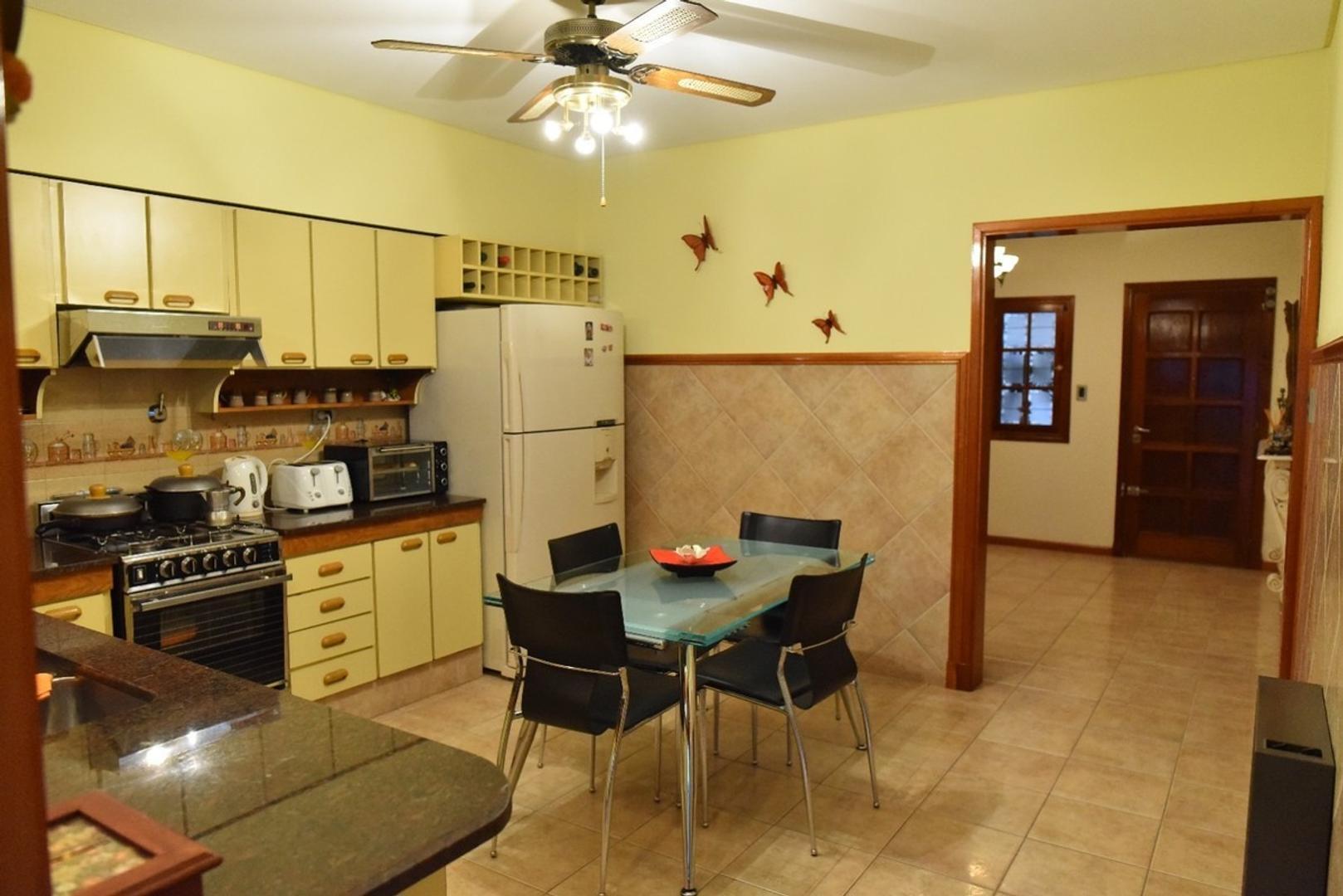 Casa en Venta con 3 cocheras