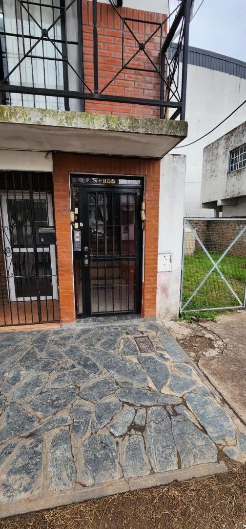 AMPLIO DEPARTAMENTO DE 2 AMBIENTES CON BALCON TERRAZA