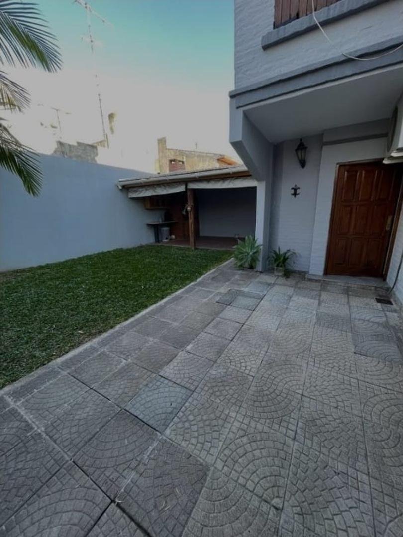 CASA DE 5 AMBIENTES CON COCHERA DOBLE