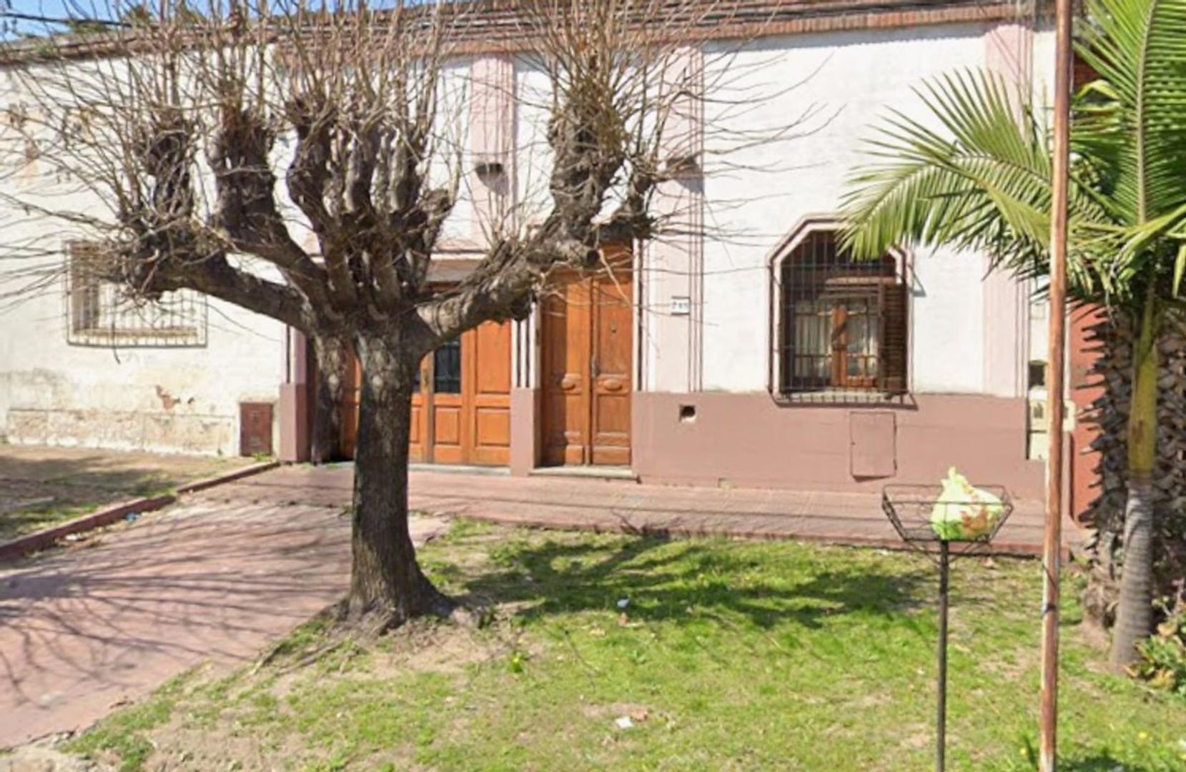 VENTA CASA 4 AMB CON PATIO COCHERA BERNAL