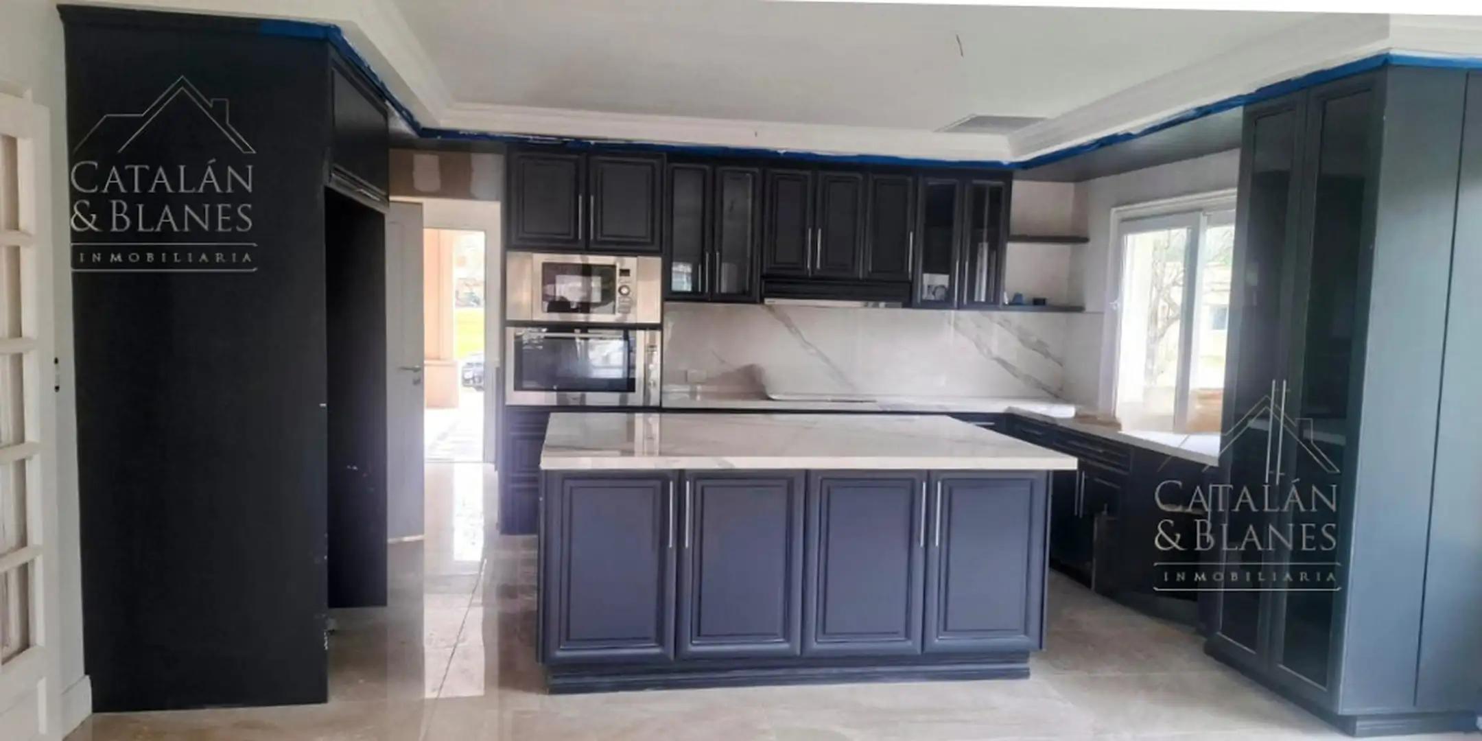 Casa 5 ambientes con 4 baños