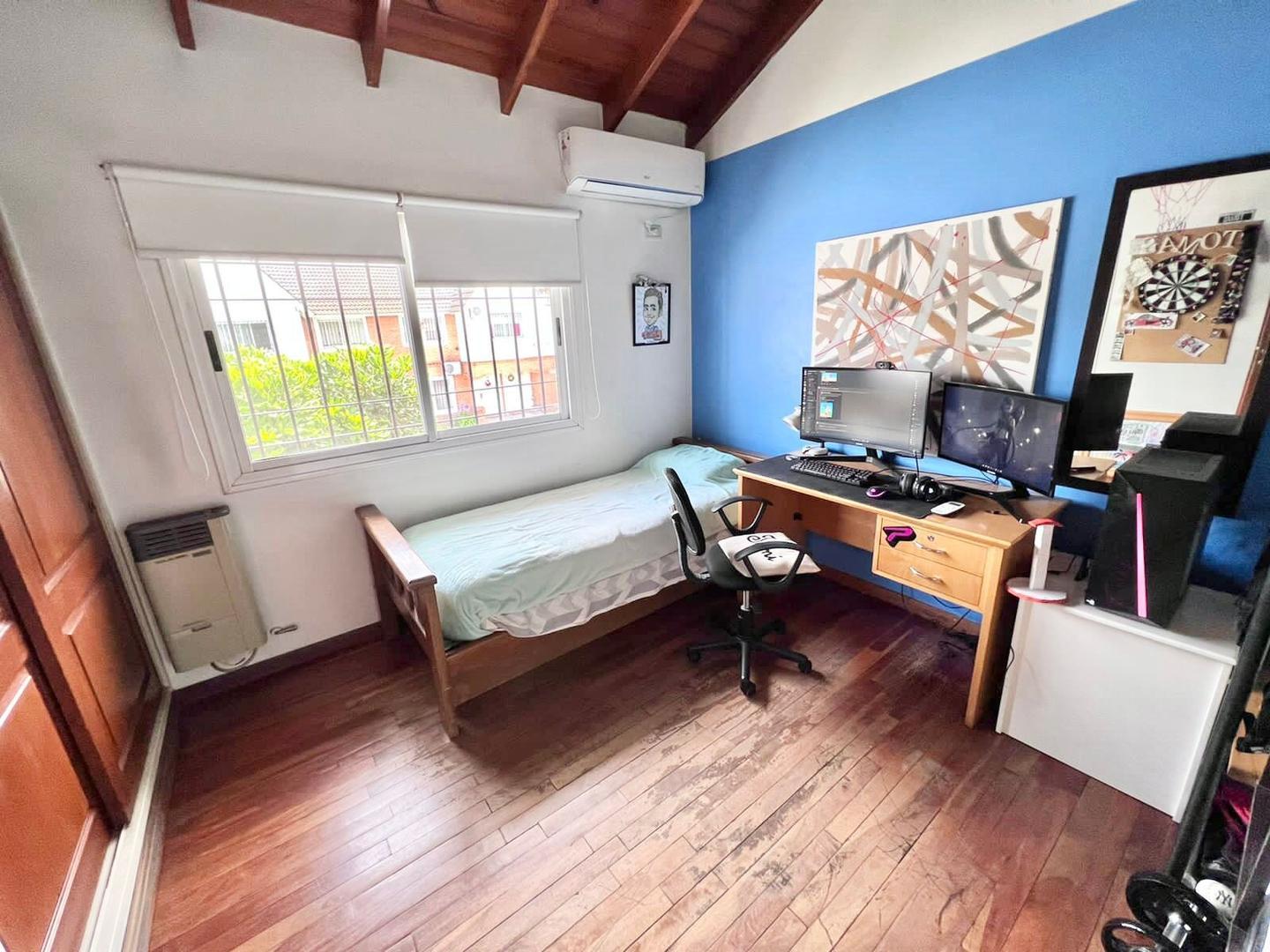 Dúplex cuatro ambientes en excelente ubicación.