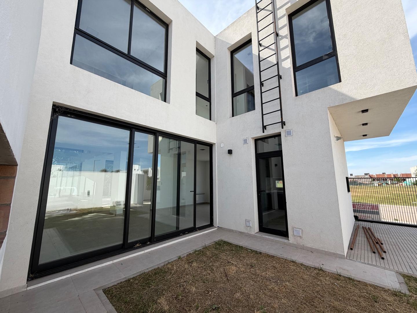 Casa 4 ambientes con 3 baños