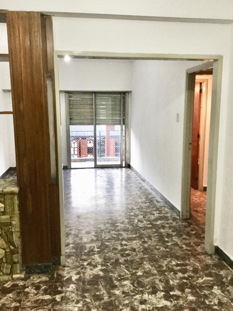 VENTA DEPTO.3 AMB. FRENTE 1ºPISO C/BALCÓN A PASOS ESTACIÓN.