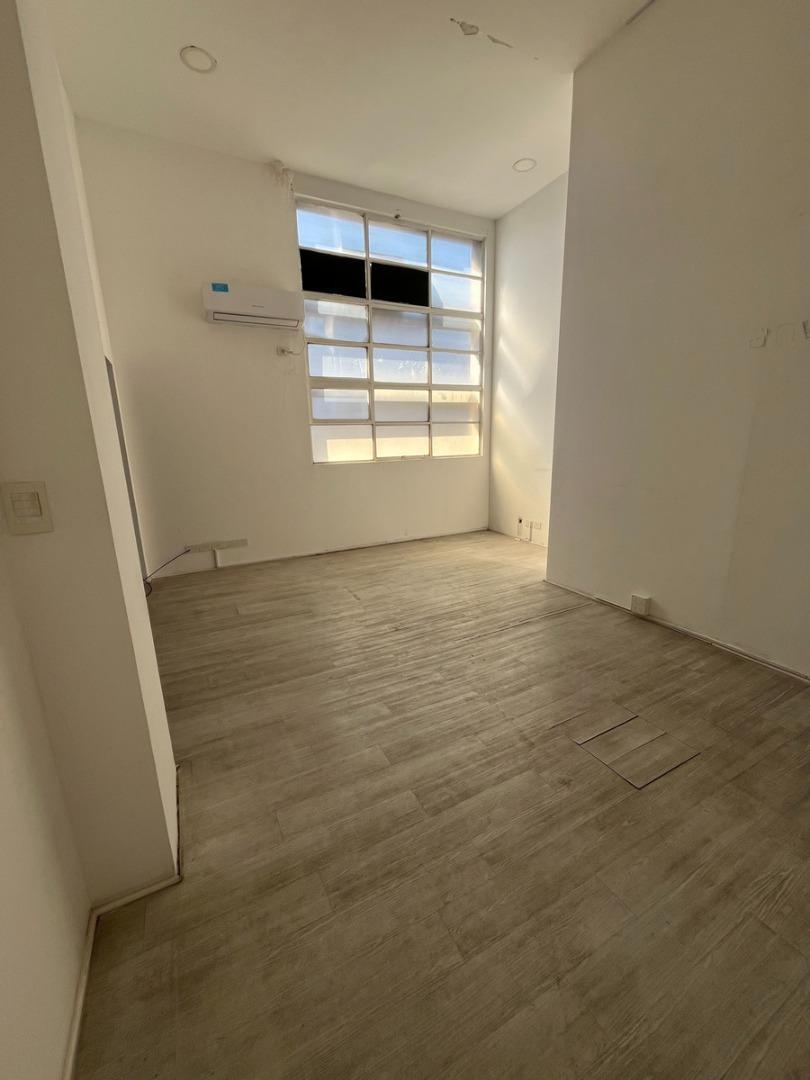 Oficina en Alquiler con 3 cocheras