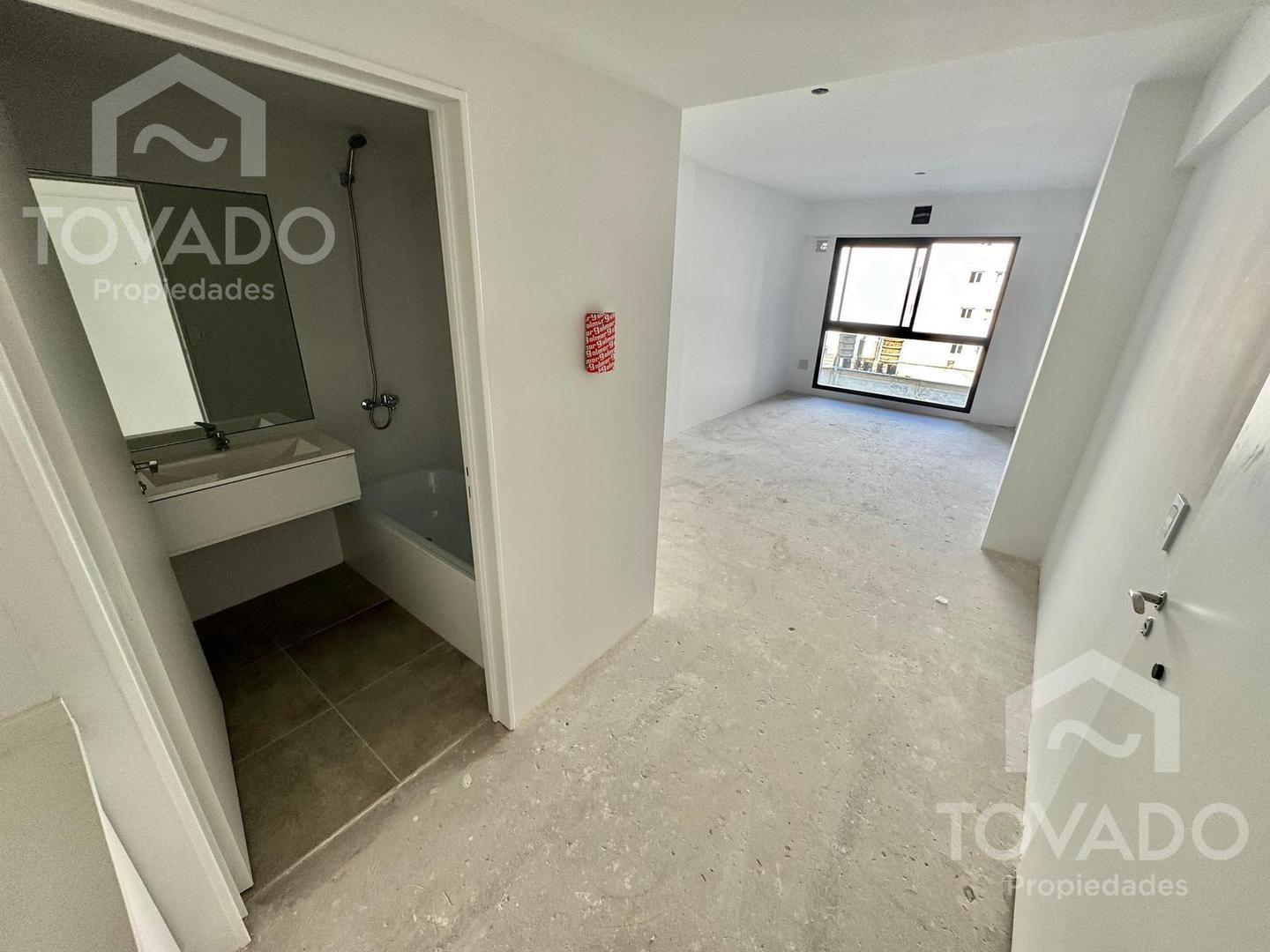 Oficina 2 Ambientes con Balcón y Patio en el Centro!