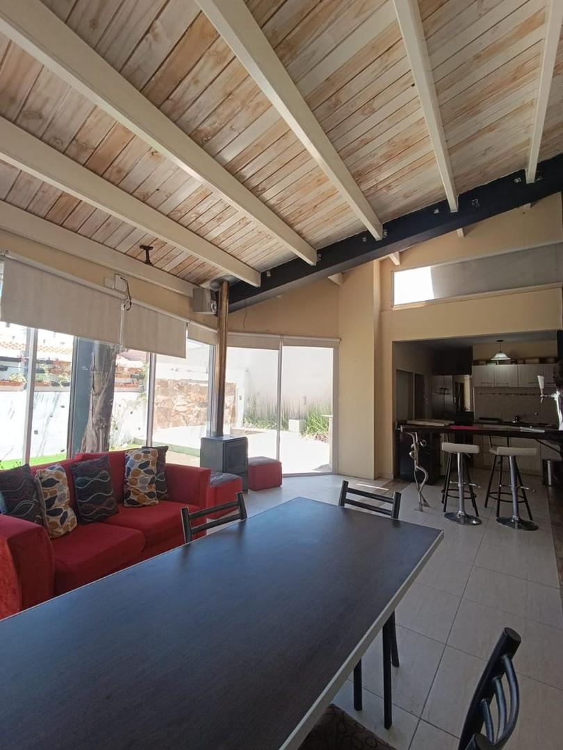 Casa 7 ambientes con 2 baños