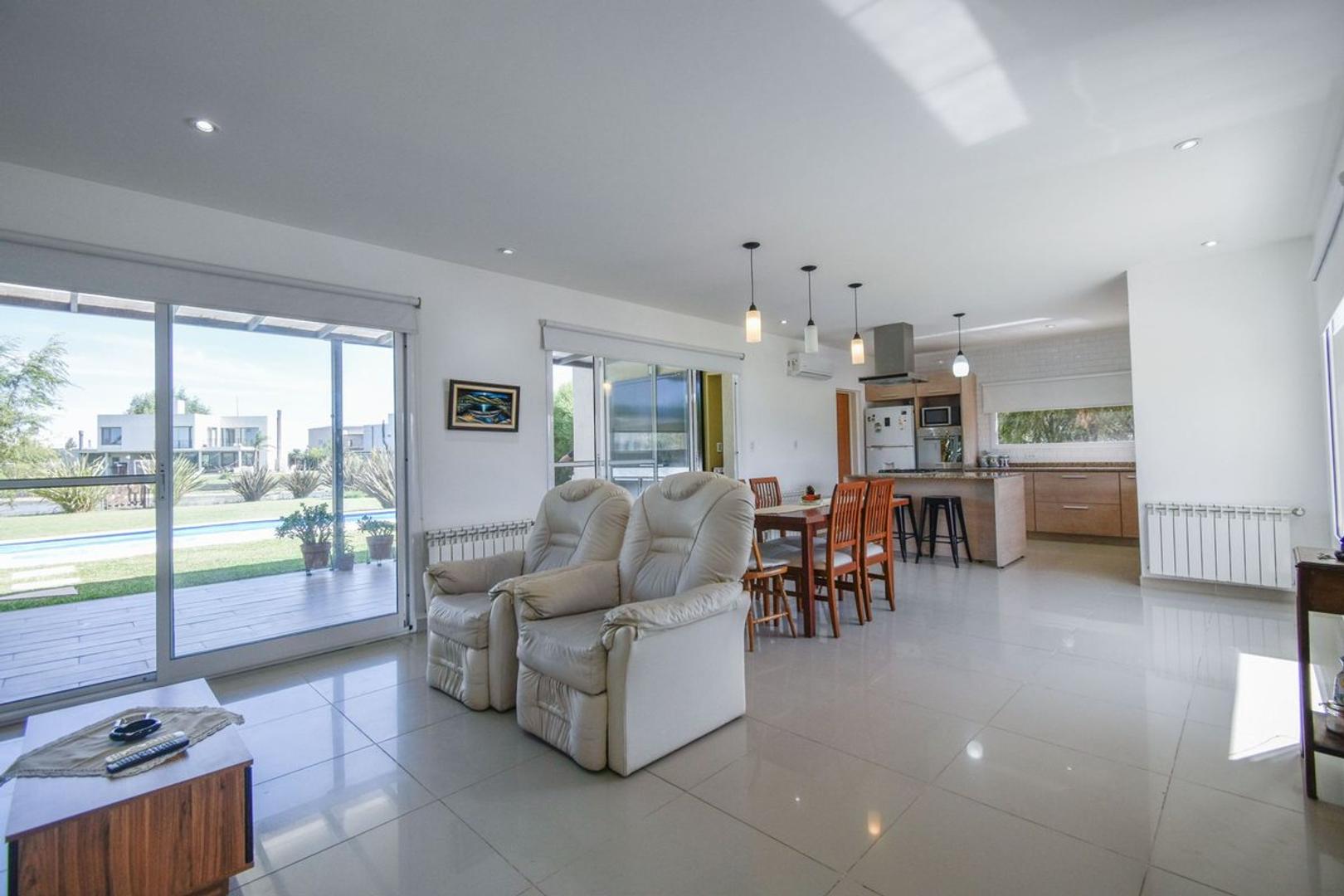 Casa 4 ambientes con 2 baños