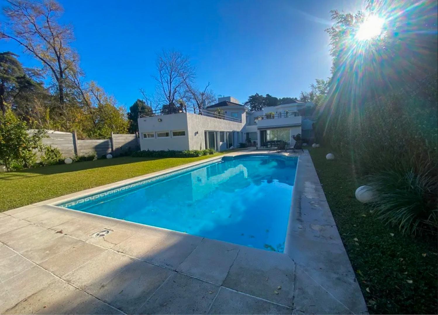 Casa en Venta con 4 cocheras