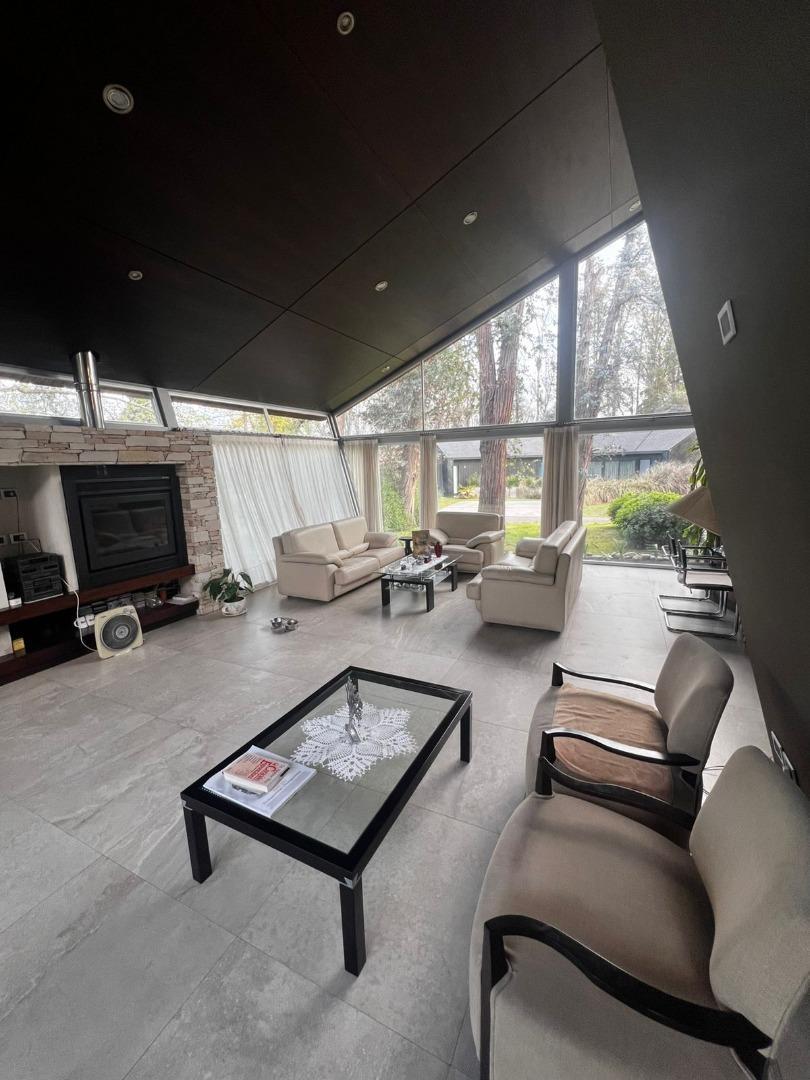 CASA CON ESPECTACULAR DISEÑO Y ESTADO INMEJORABLE   