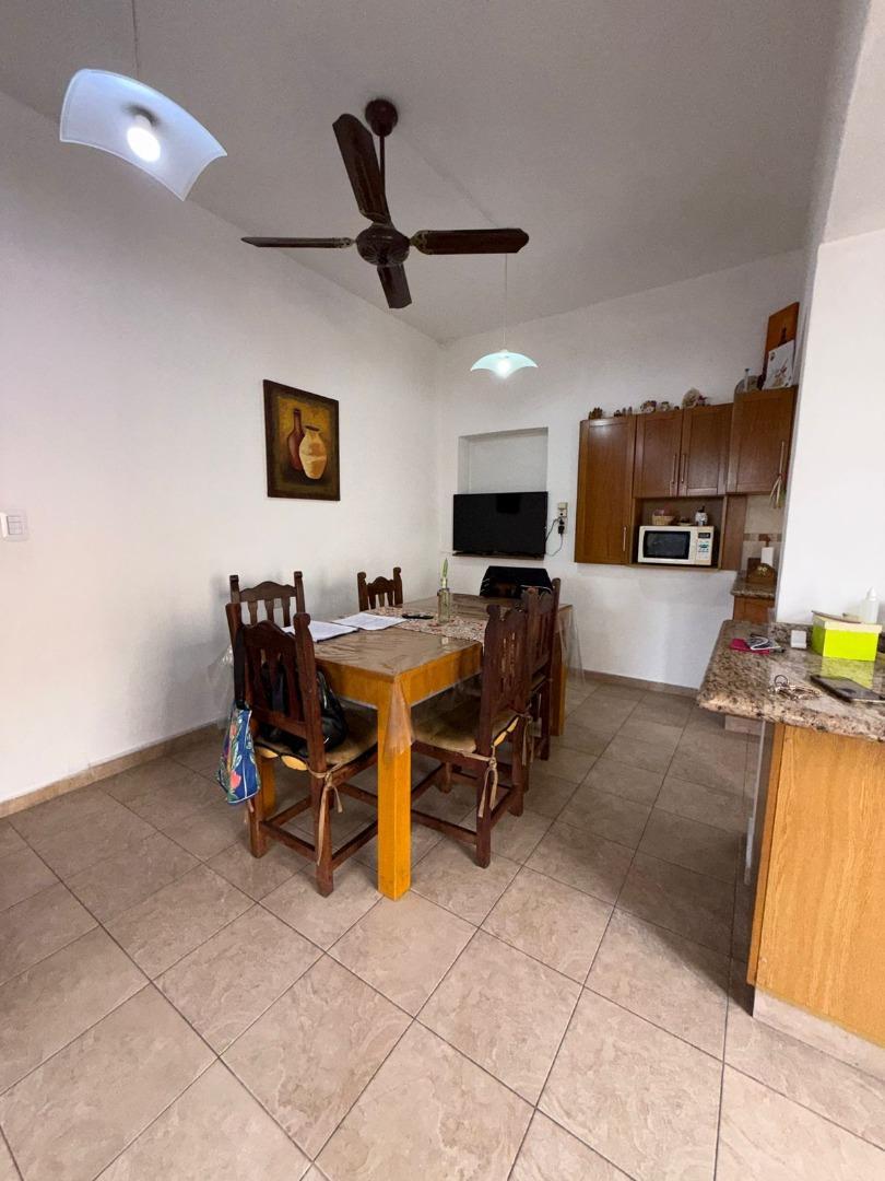 Casa 6 ambientes con 2 baños