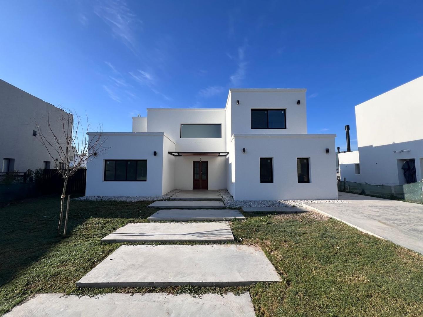 CASA 4 AMBIENTES EN BARRIO CERRADO