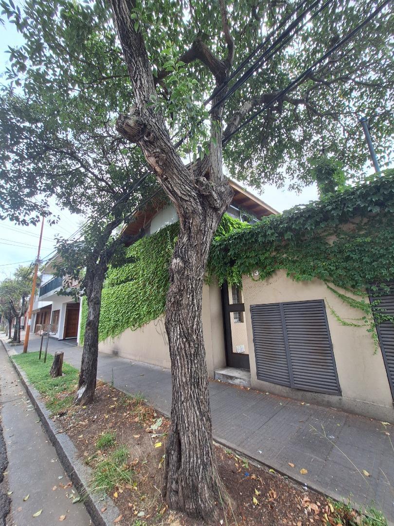 Alquiler Bernal. 2 amb. c/ cochera y patio.