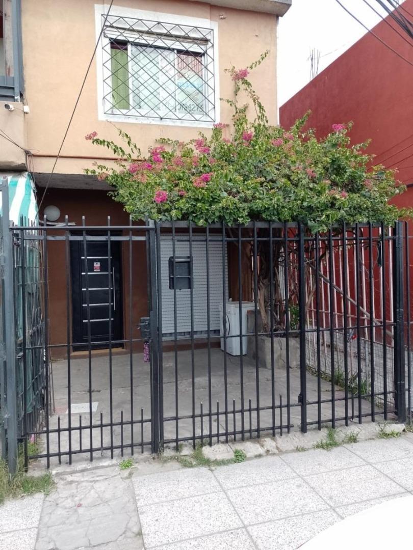 IMPECABLE e IDEAL 2 FAMILIAS s/ AVDA. en BARRIO LIBERTADOR