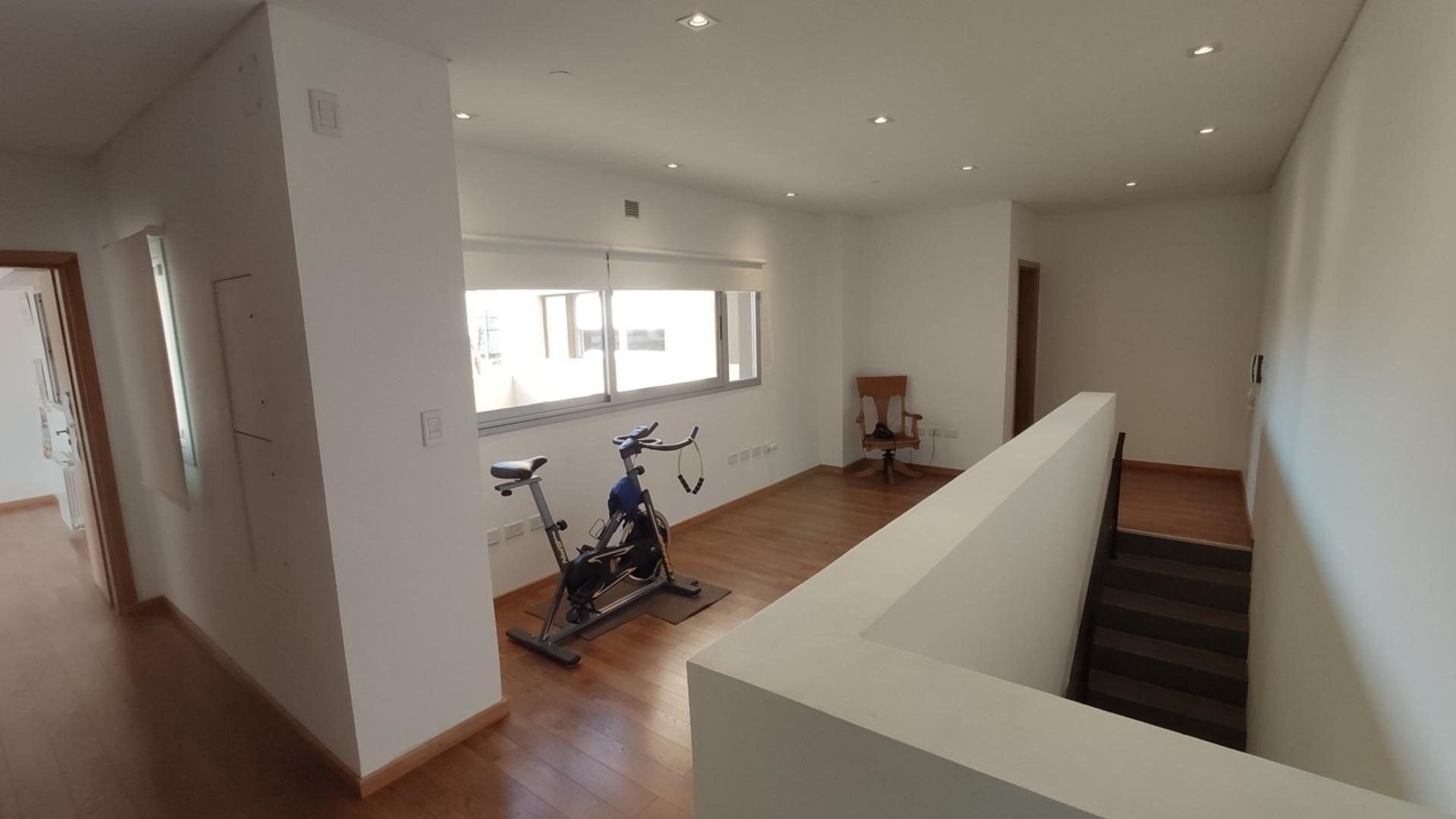 Casa en Venta con 3 cocheras