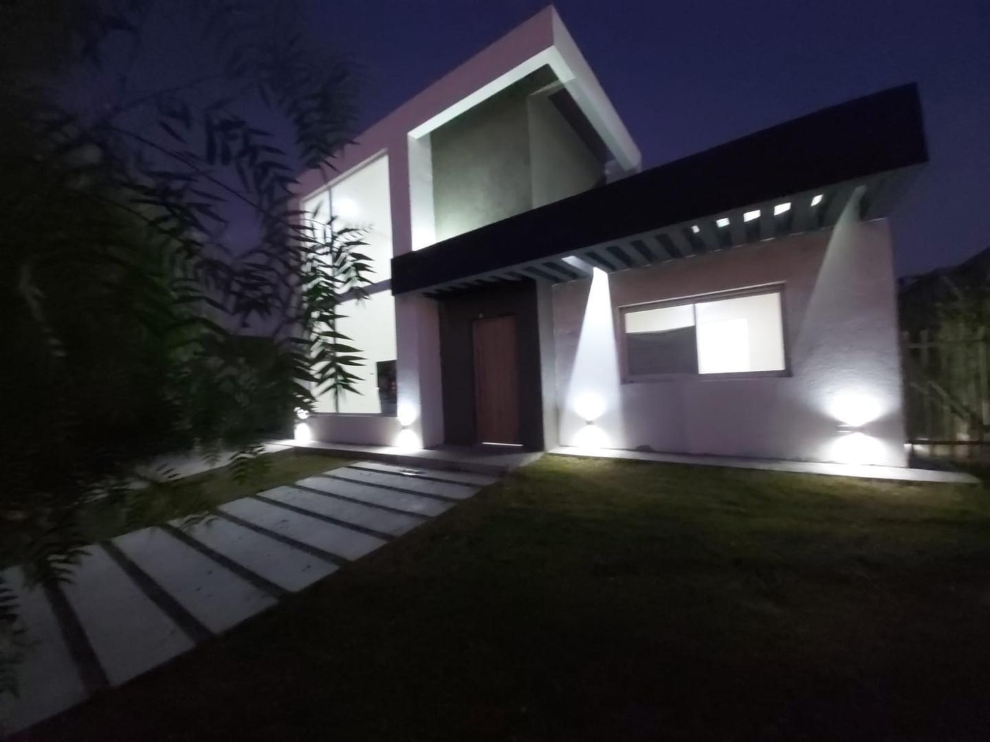 Casa en Venta en Pilar del Este Santa Elena 4 ambientes