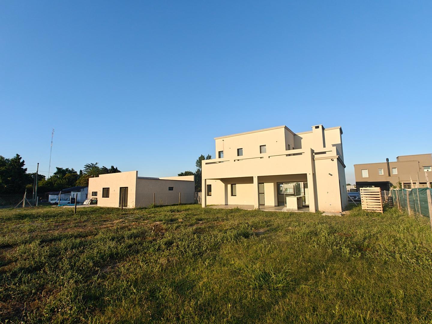 Casa 4 ambientes con 2 baños