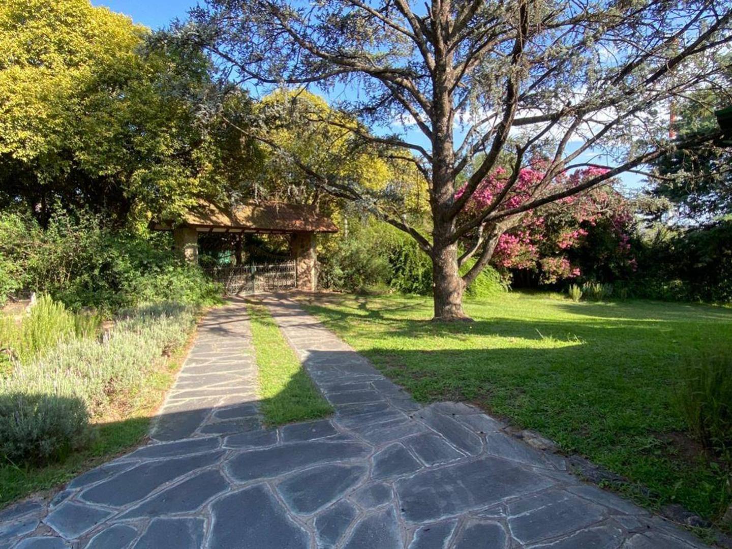 Casa en Venta con 3 cocheras