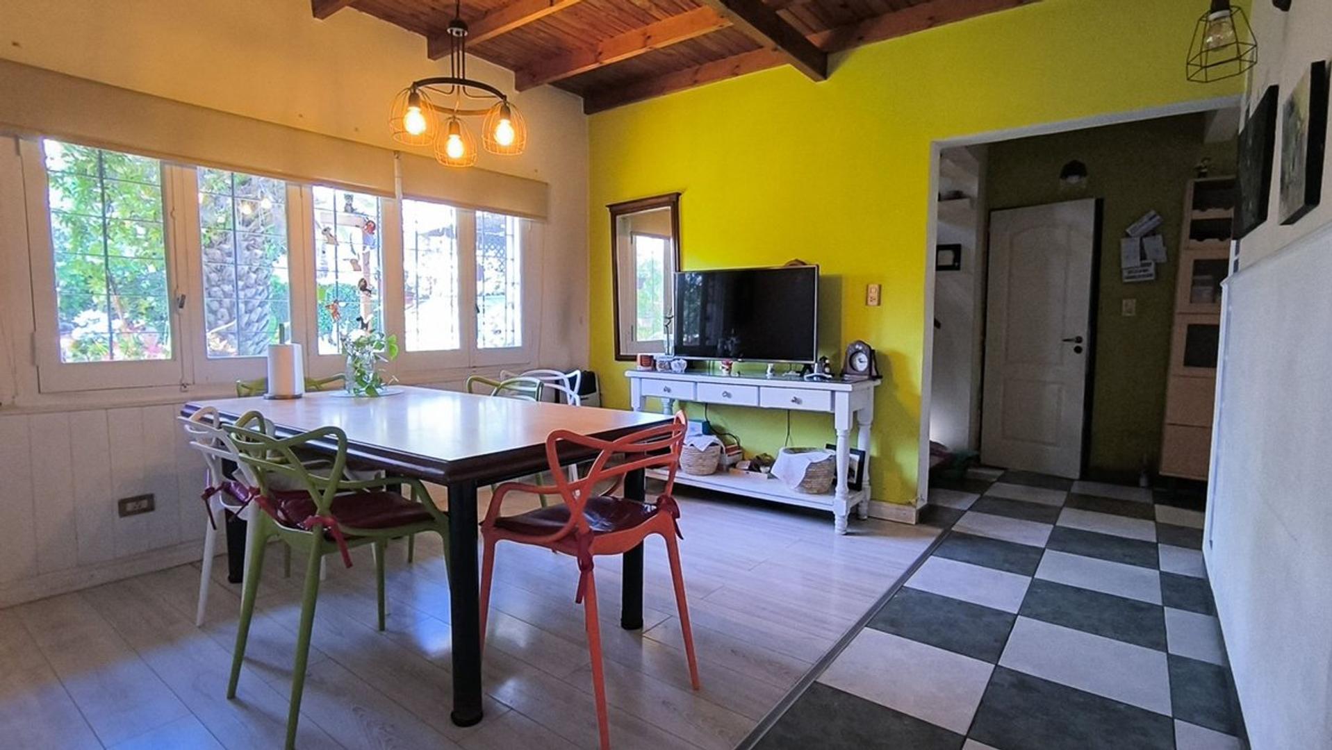 Casa en Venta con 2 cocheras