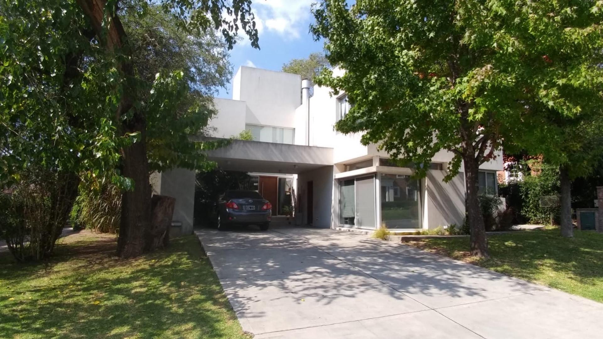 Casa 7 ambientes con 3 baños