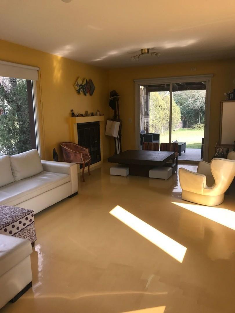 Casa en Alquiler con 1 cochera