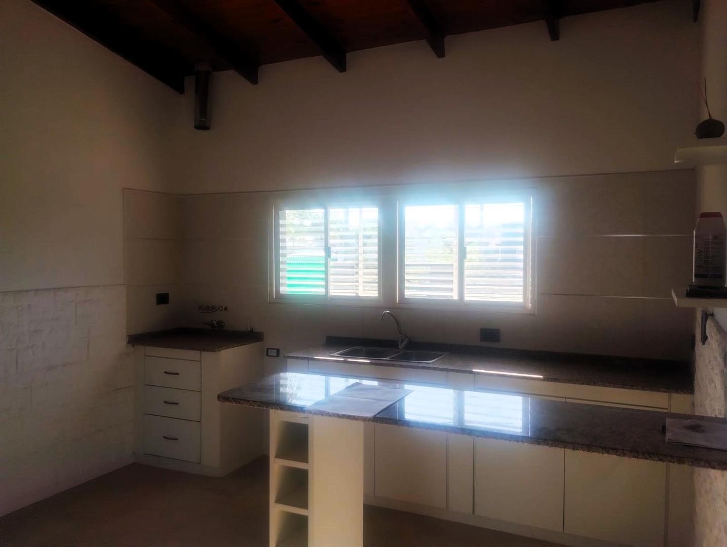 Casa 4 ambientes con 2 baños