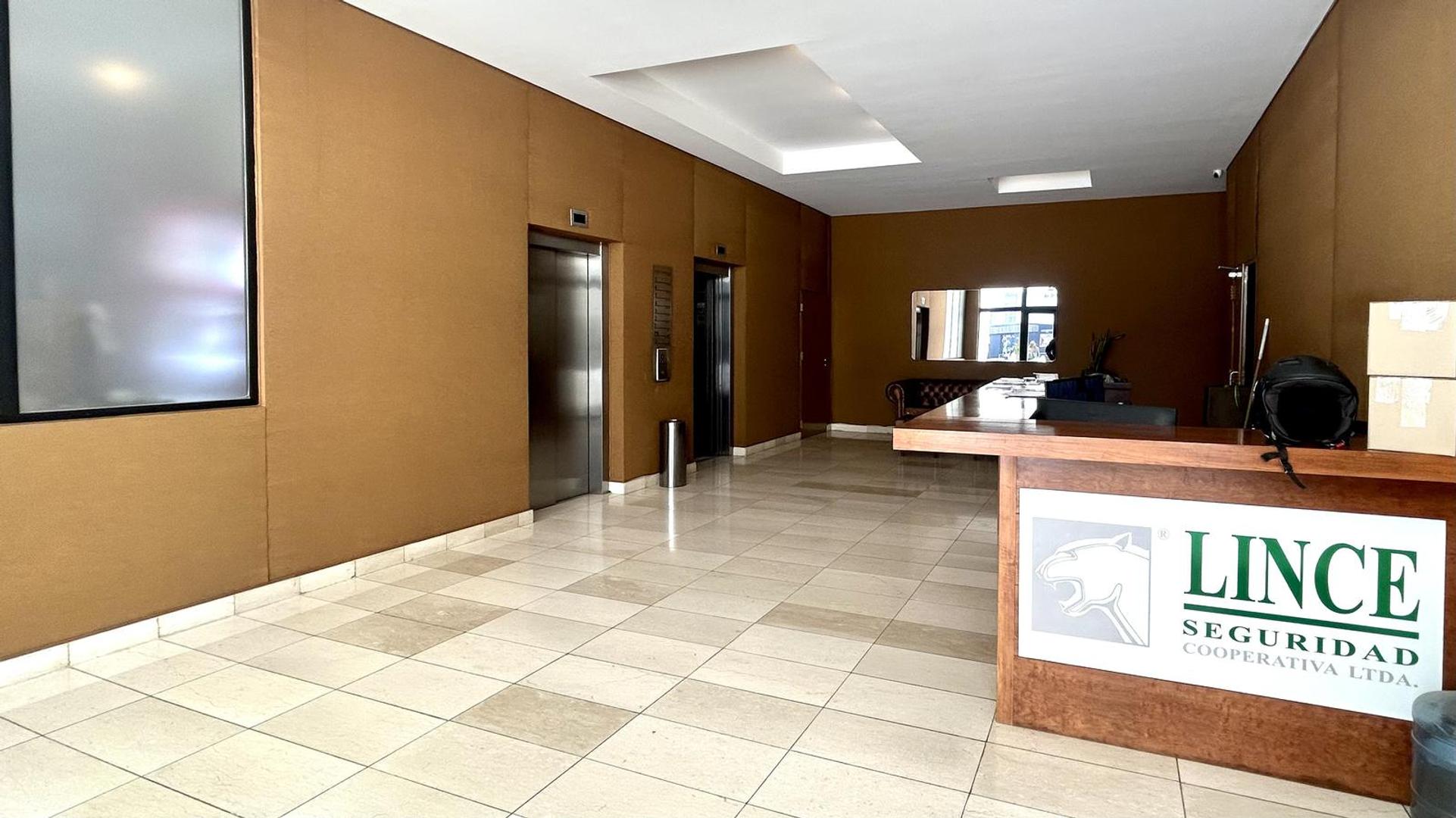 Oficina 2 ambientes con 1 baño