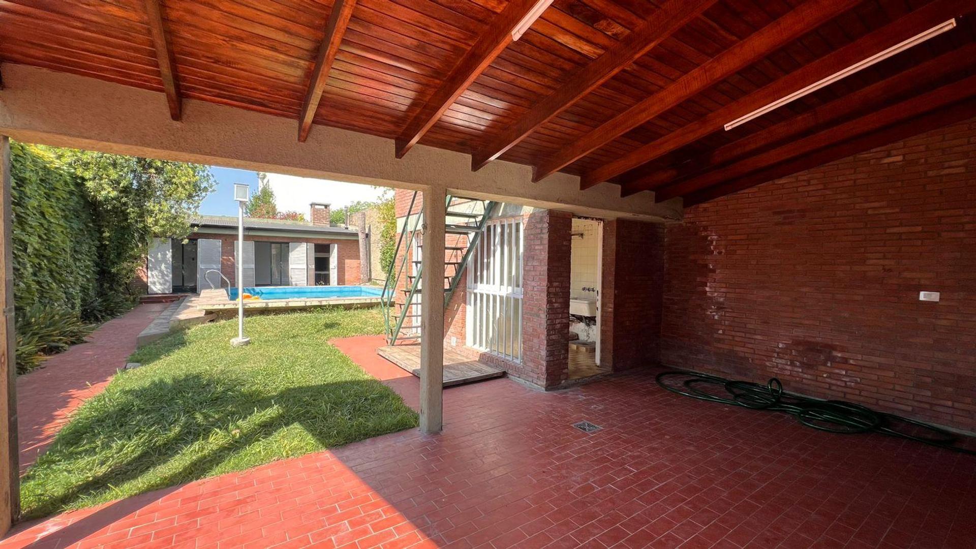 Casa 7 ambientes con 2 baños