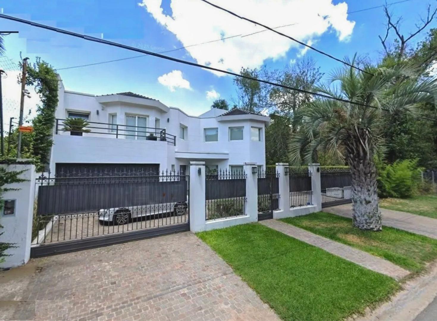 Casa en venta 5 ambientes 3 suites y gran jardín